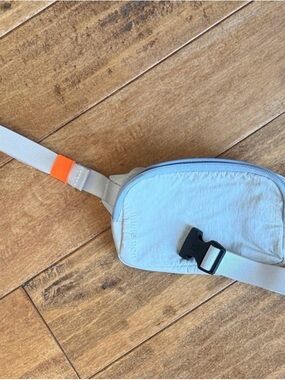 lululemon athletica light gray waist pack with orange accent